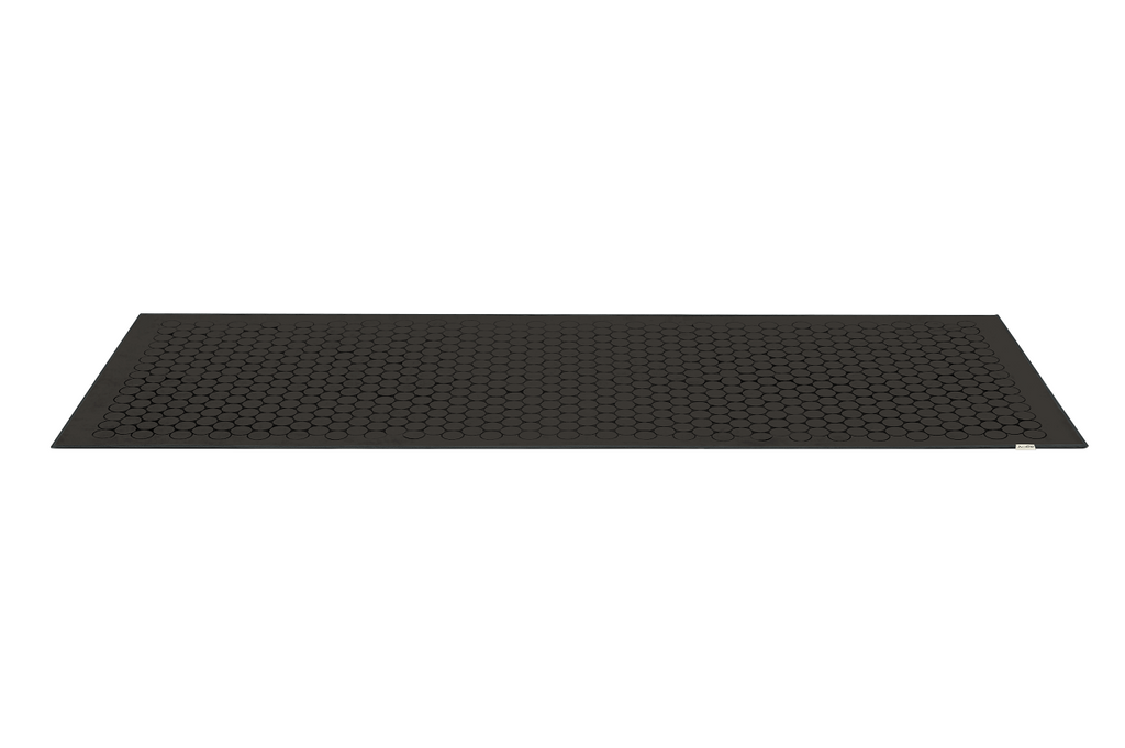 The GECKO TOUCH – Nightfall yoga towel features a simple yet elegant symmetrical circular pattern made of tactile silicone, offering a unique wet/dry grip. It comes with a sleek black graphite base with contrasting colored stitching and is made using an eco-friendly, dye-free process.