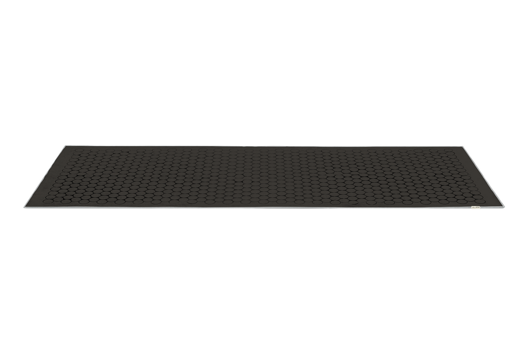 The GECKO TOUCH – Nightfall yoga towel features a simple yet elegant symmetrical circular pattern made of tactile silicone, offering a unique wet/dry grip. It comes with a sleek black graphite base with contrasting colored stitching and is made using an eco-friendly, dye-free process.