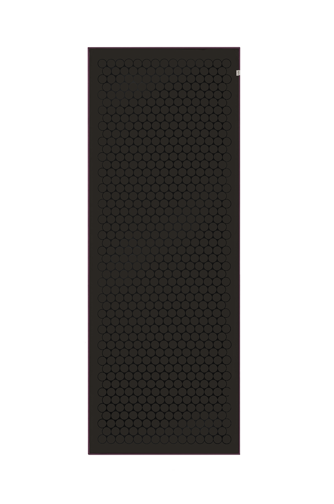 The GECKO TOUCH – Nightfall yoga towel features a simple yet elegant symmetrical circular pattern made of tactile silicone, offering a unique wet/dry grip. It comes with a sleek black graphite base with contrasting colored stitching and is made using an eco-friendly, dye-free process.