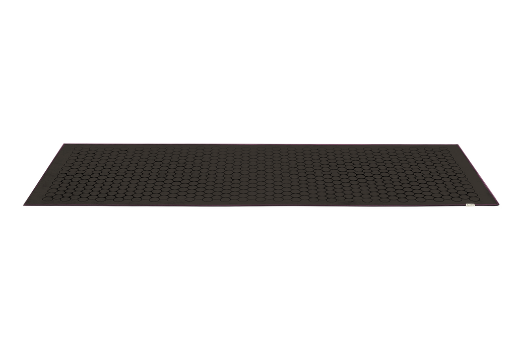 The GECKO TOUCH – Nightfall yoga towel features a simple yet elegant symmetrical circular pattern made of tactile silicone, offering a unique wet/dry grip. It comes with a sleek black graphite base with contrasting colored stitching and is made using an eco-friendly, dye-free process.