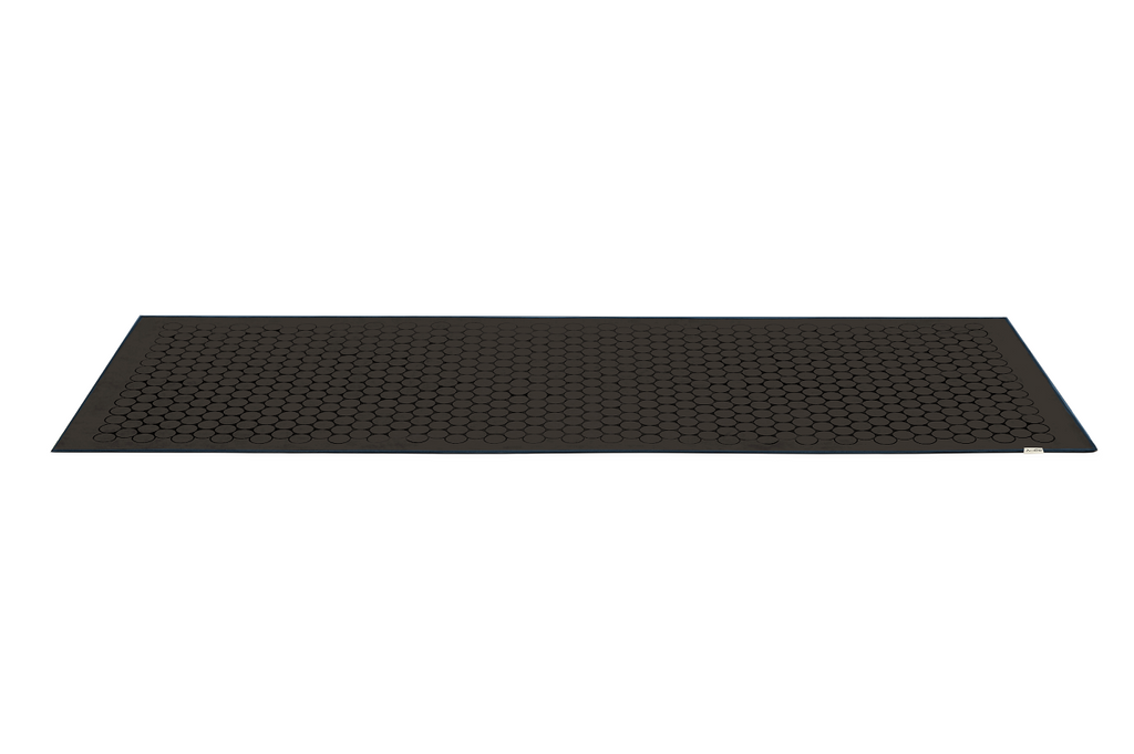 The GECKO TOUCH – Nightfall yoga towel features a simple yet elegant symmetrical circular pattern made of tactile silicone, offering a unique wet/dry grip. It comes with a sleek black graphite base with contrasting colored stitching and is made using an eco-friendly, dye-free process.
