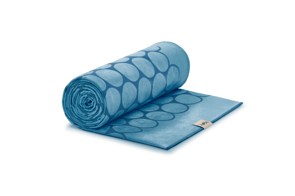 The GECKO TOUCH – Classic yoga towel features a simple yet elegant symmetrical circular pattern made of tactile silicone, offering a unique wet/dry grip. It is available in a selection of classic colors dyed with eco-friendly Oeko-Tex® certified dyes.