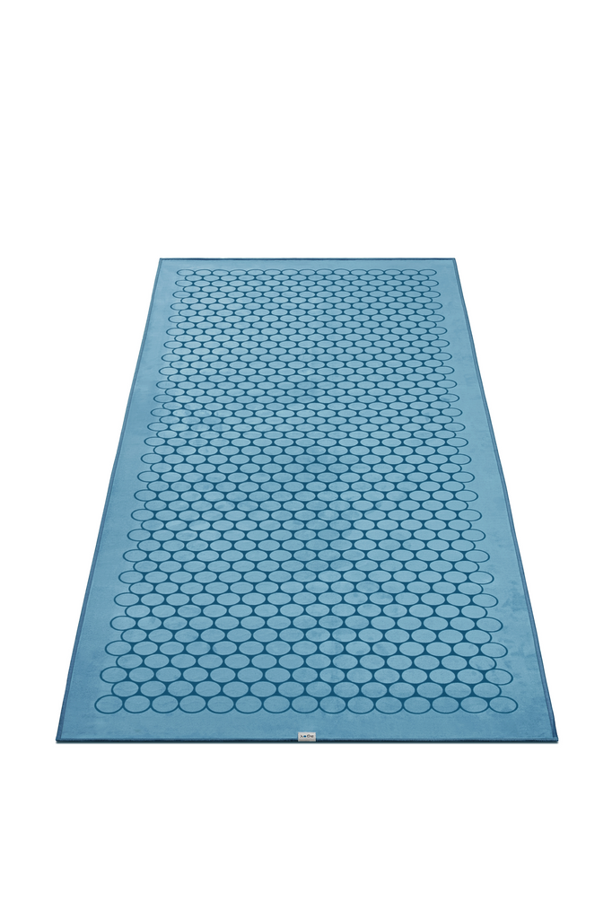 The GECKO TOUCH – Classic yoga towel features a simple yet elegant symmetrical circular pattern made of tactile silicone, offering a unique wet/dry grip. It is available in a selection of classic colors dyed with eco-friendly Oeko-Tex® certified dyes.