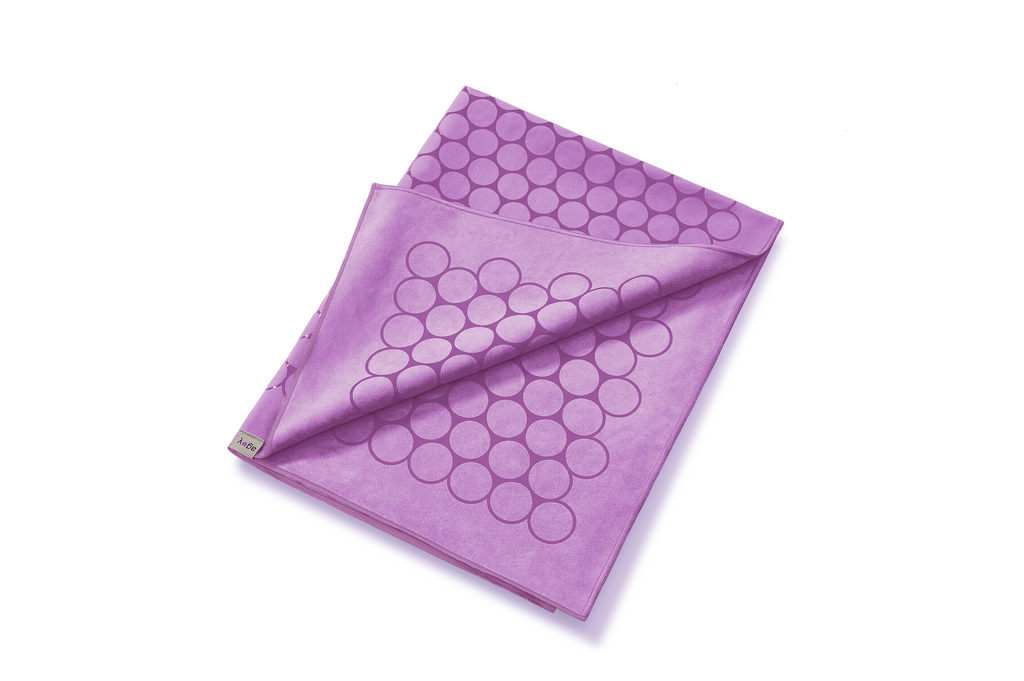 The GECKO TOUCH – Classic yoga towel features a simple yet elegant symmetrical circular pattern made of tactile silicone, offering a unique wet/dry grip. It is available in a selection of classic colors dyed with eco-friendly Oeko-Tex® certified dyes.