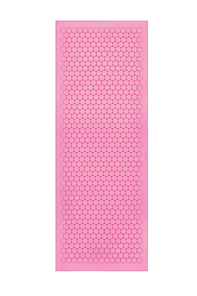 The GECKO TOUCH – Classic yoga towel features a simple yet elegant symmetrical circular pattern made of tactile silicone, offering a unique wet/dry grip. It is available in a selection of classic colors dyed with eco-friendly Oeko-Tex® certified dyes.