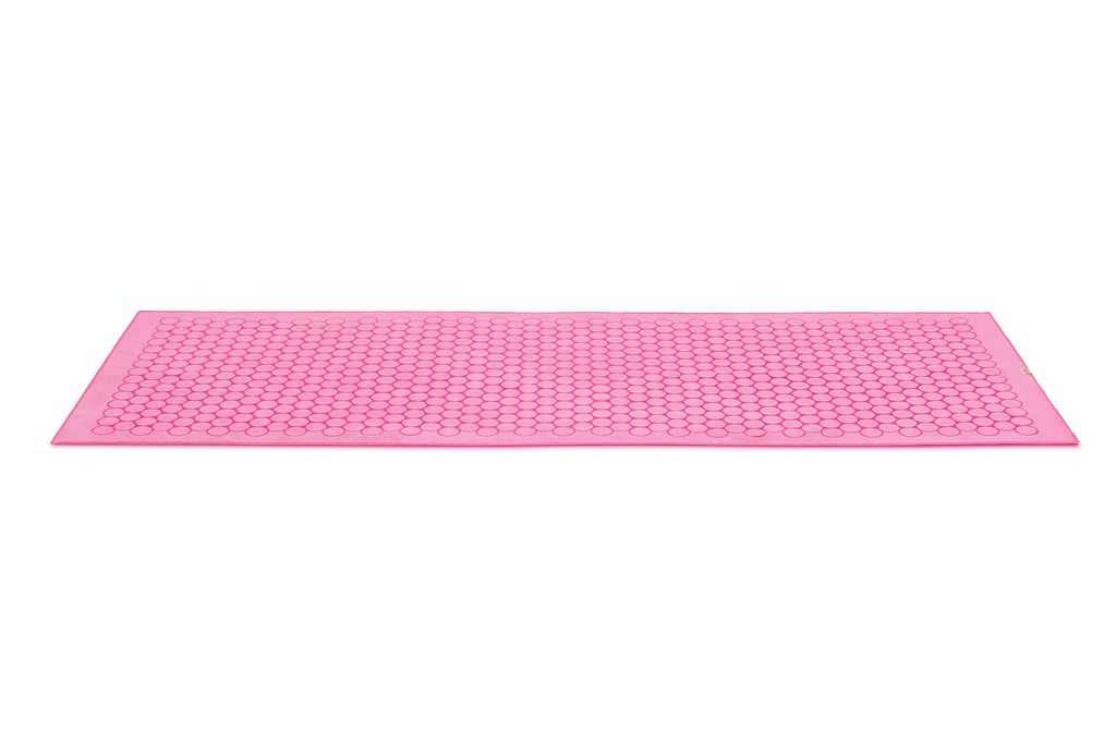 The GECKO TOUCH – Classic yoga towel features a simple yet elegant symmetrical circular pattern made of tactile silicone, offering a unique wet/dry grip. It is available in a selection of classic colors dyed with eco-friendly Oeko-Tex® certified dyes.