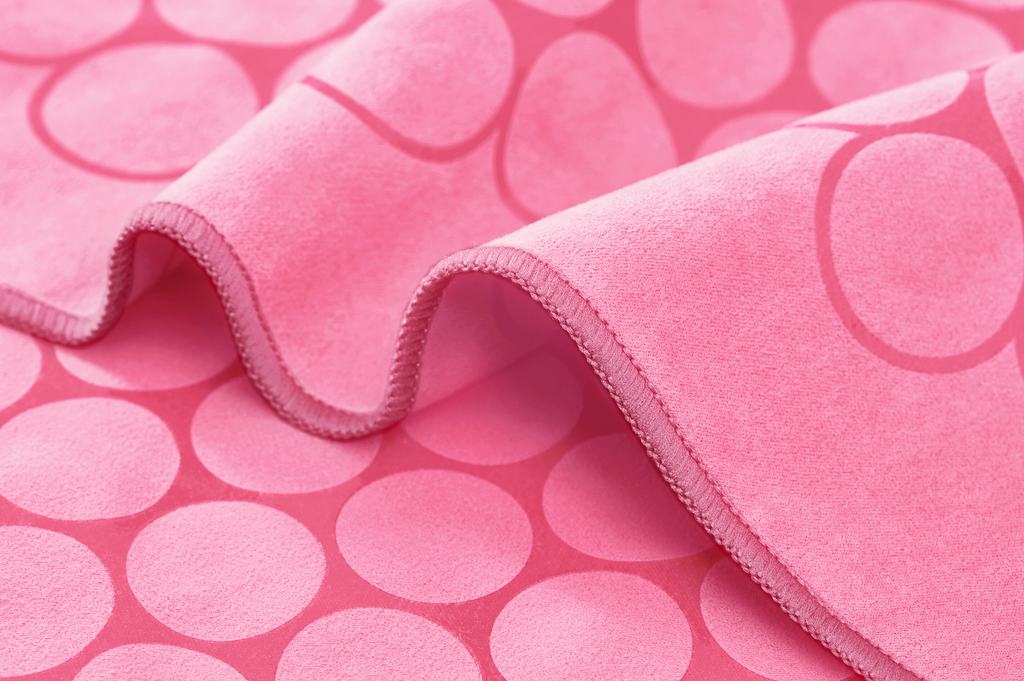 The GECKO TOUCH – Classic yoga towel features a simple yet elegant symmetrical circular pattern made of tactile silicone, offering a unique wet/dry grip. It is available in a selection of classic colors dyed with eco-friendly Oeko-Tex® certified dyes.