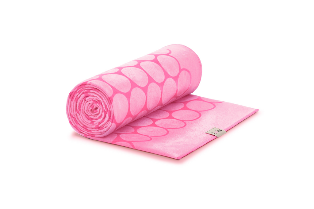 The GECKO TOUCH – Classic yoga towel features a simple yet elegant symmetrical circular pattern made of tactile silicone, offering a unique wet/dry grip. It is available in a selection of classic colors dyed with eco-friendly Oeko-Tex® certified dyes.