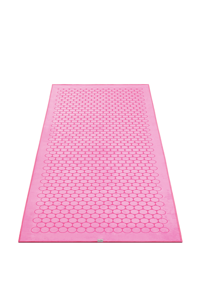 The GECKO TOUCH – Classic yoga towel features a simple yet elegant symmetrical circular pattern made of tactile silicone, offering a unique wet/dry grip. It is available in a selection of classic colors dyed with eco-friendly Oeko-Tex® certified dyes.